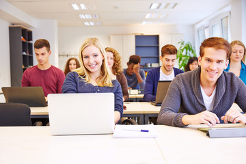 Fototapeta na wymiar Studenten lernen mit Computer
