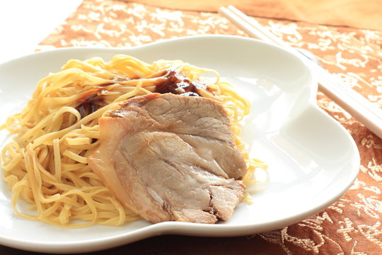 chinese cuisine, Lo men Egg noodles and sauce with roasted pork