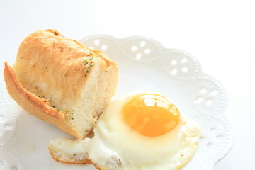 french bread and sunng side up egg