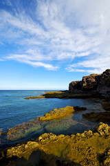 Fototapeta na wymiar woda, piana Lanzarote niebo pejzaż plaża chmura światło