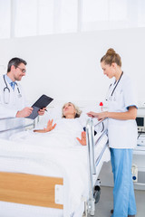 Obraz premium Doctors visiting a female patient in hospital