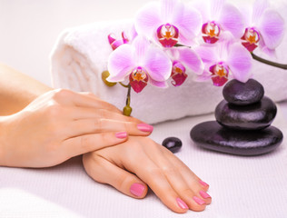 Obraz na płótnie Canvas beautiful pink manicure with pink orchid and towel