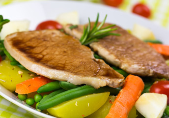 Schnitzel mit Gemüse und Salat