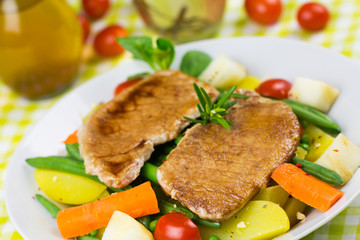Schnitzel mit Gemüse und Salat