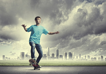 Fototapeta na wymiar Teenager on skateboard