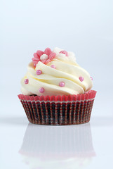 cupcake con fiori rosa e bianchi