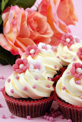 cupcake con fiori rosa e bianchi