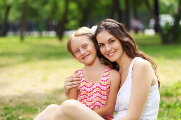 Naklejka premium Mother and daughter in the park