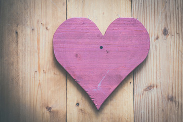 Obraz premium Coeur sur une porte en bois