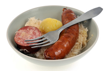 Une assiette de choucroute garnie