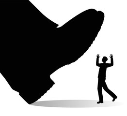 scarpa gigante che sta per calpestare un uomo