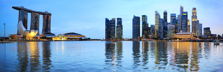 Obraz premium Panoramiczny widok na Singapur na kolorowym zmierzchu