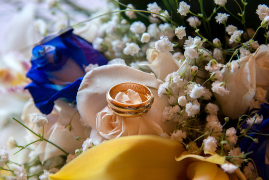 fedi nuziali su bouquet