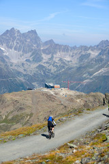 Mountainbiker in den Alpen