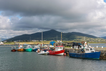 Fototapeta premium Fischerboote im Hafen von Valentia Island