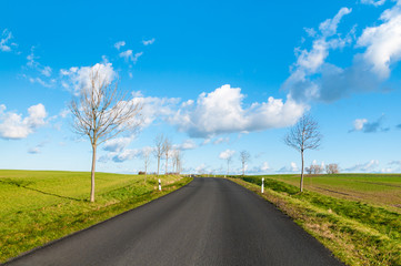 Fototapeta premium Straße ins Blaue