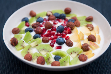 Joghurt mit Kiwi, Beeren und Nüssen