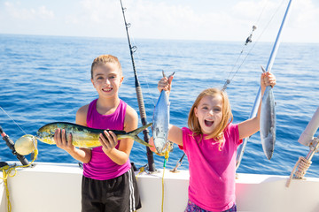 Filles heureuses d& 39 enfant de pêcheuse de thon avec des poissons attrapent