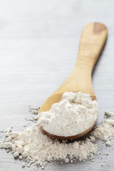 Mehl auf Holzlöffel