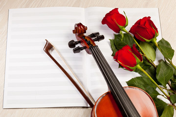 Fototapeta premium Red roses and a violin