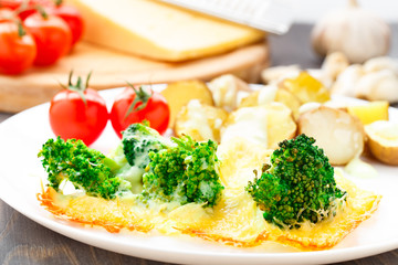 Broccoli gratin with cheese and baked potato