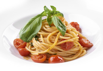Vegitarianskoe spaghetti with cherry tomatoes and fresh herbs