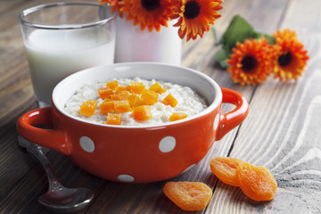 Oatmeal with dried apricots - 59606360