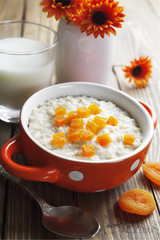 Oatmeal with dried apricots