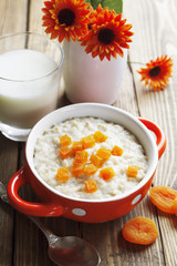 Oatmeal with dried apricots