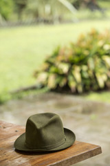 Gorro verde sobre mesa de madera, protección de agua y lluvia