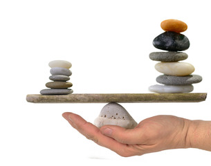Steinpyramiden in Balance auf  Hand