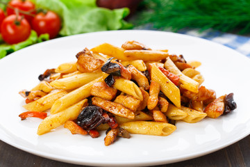 Pasta with chicken and vegetables