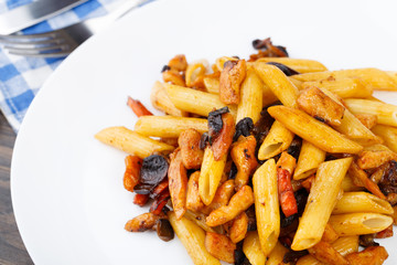 Pasta with chicken and vegetables