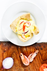 Pastry with spicy shrimp and cheese