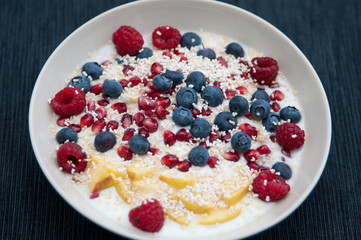 Joghurt mit Beeren und Amaranth