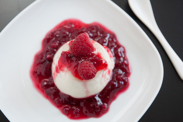 Panna Cotta mit Himbeeren