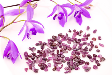 紫蘭の花とルビーの原石
