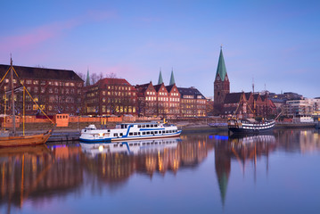 Fototapeta na wymiar sunset over river in Bremen city