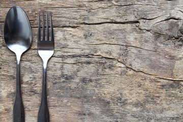 Löffel und Gabel auf dem Holzbrett