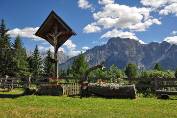 Kruzifix vor dem Bergpanorama in Österreich