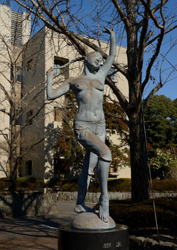 津奈木町役場前の銅像