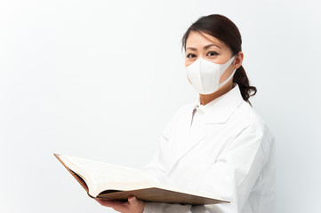 勉強している白衣の看護婦