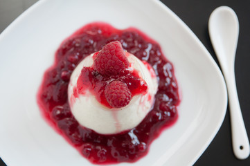Panna Cotta mit Himbeeren