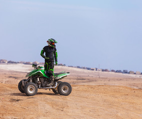 Obraz premium the driver looks at the past by way of the desert