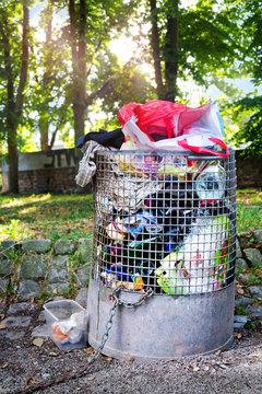 Voller Mülleimer – Mülltonne überfüllt im Stadtpark
