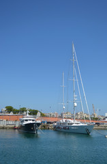 Fototapeta na wymiar Sailboats in the port of Barcelona