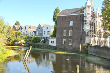 Obraz premium Domy nad rzeką w Dordrecht w Holandii