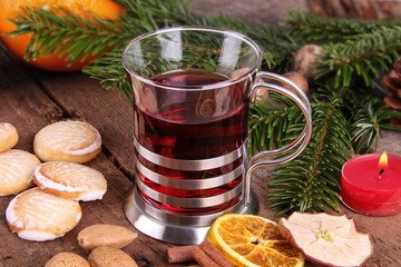 Glühwein auf Holztisch