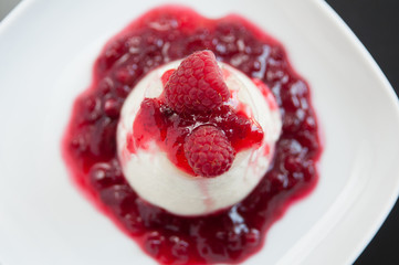 Panna Cotta mit Himbeeren