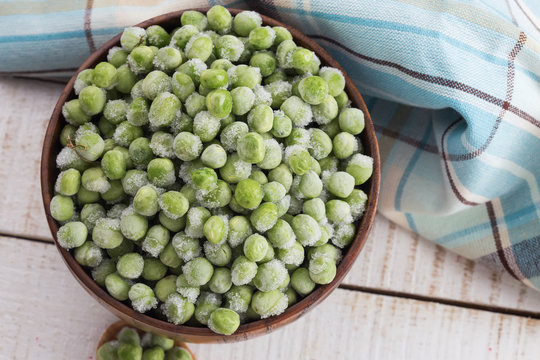 Frozen peas in bowl